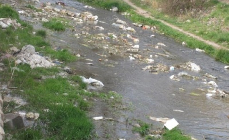 زباله ها نفس رودخانه سرباز را بریدند/وبا در کمین شهروندان منطقه