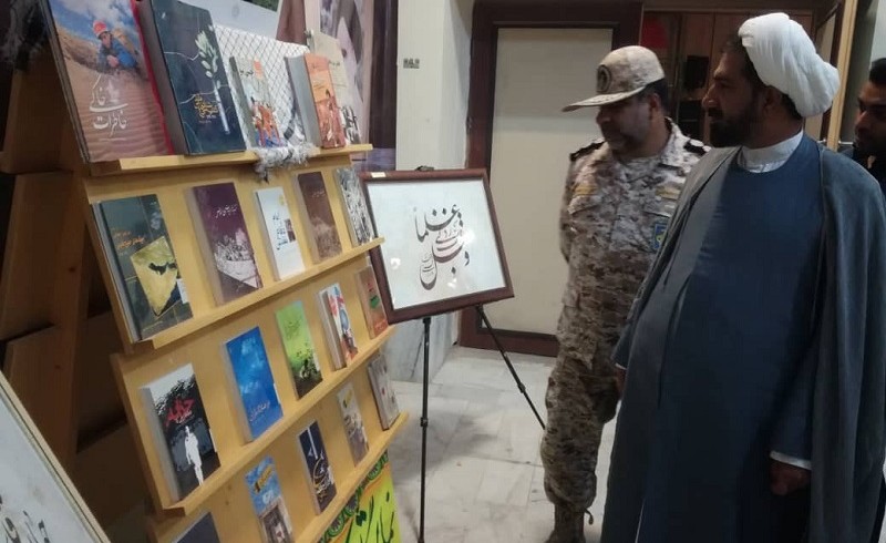 نمایشگاه خوشنویسی به مناسبت هفته دفاع مقدس در سراوان افتتاح شد+ تصویر