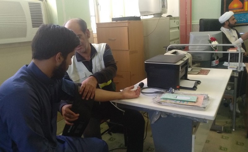 ارائه خدمات به مردم با محوریت مسجد/ ویزیت رایگان شهروندان سراوانی توسط بسیج جامع پزشکی+تصویر