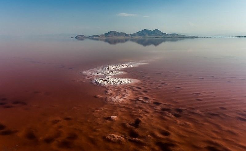 چرا رنگ قسمت شمالی و جنوبی دریاچه ارومیه فرق می‌کند؟