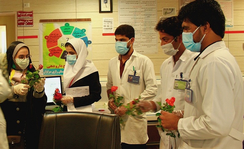 قدر دانی از سربازان عرصه سلامت با اهدای شاخه گل در سراوان+ تصویر
