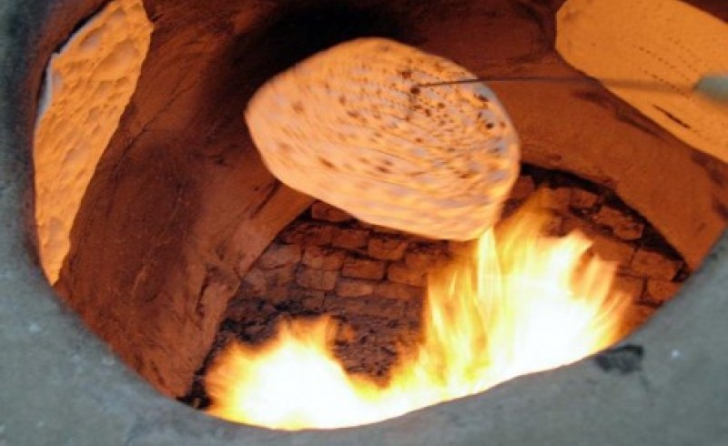 اجر روزه رمضان، با پخت نان شهروندان/ اینجا شعله ها هم مانع ادای تکلیف شرعی نمی شود