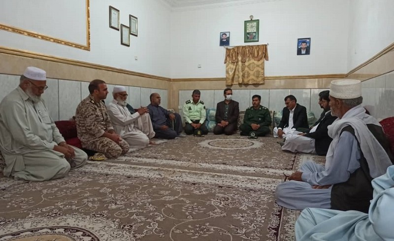 دیدار جمعی از مسئولین شهرستان مهرستان با خانواده شهید شه بخش کرد