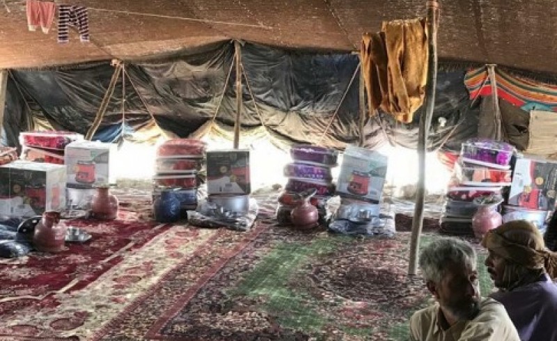 توزیع صدها بسته معیشی و لوازم خانگی میان عشایر سیستان و بلوچستان