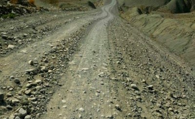 جاده خاکی و سنگلاخ روستایی پدگان گلزار نیازمند توجه مسئولان